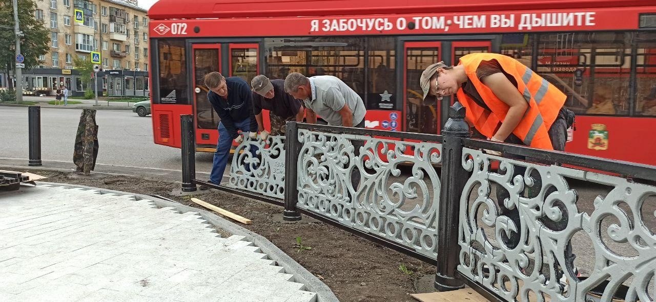 Фото - ЕВРАЗ помогает благоустраивать территорию у памятника М.И. Кутузову